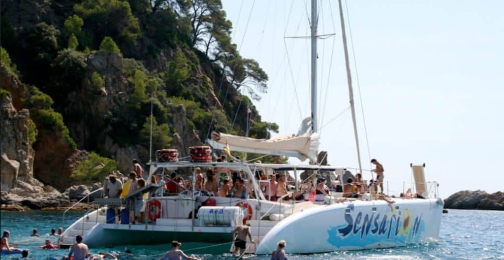 Catamaran in Lloret de Mar - kust van Lloret